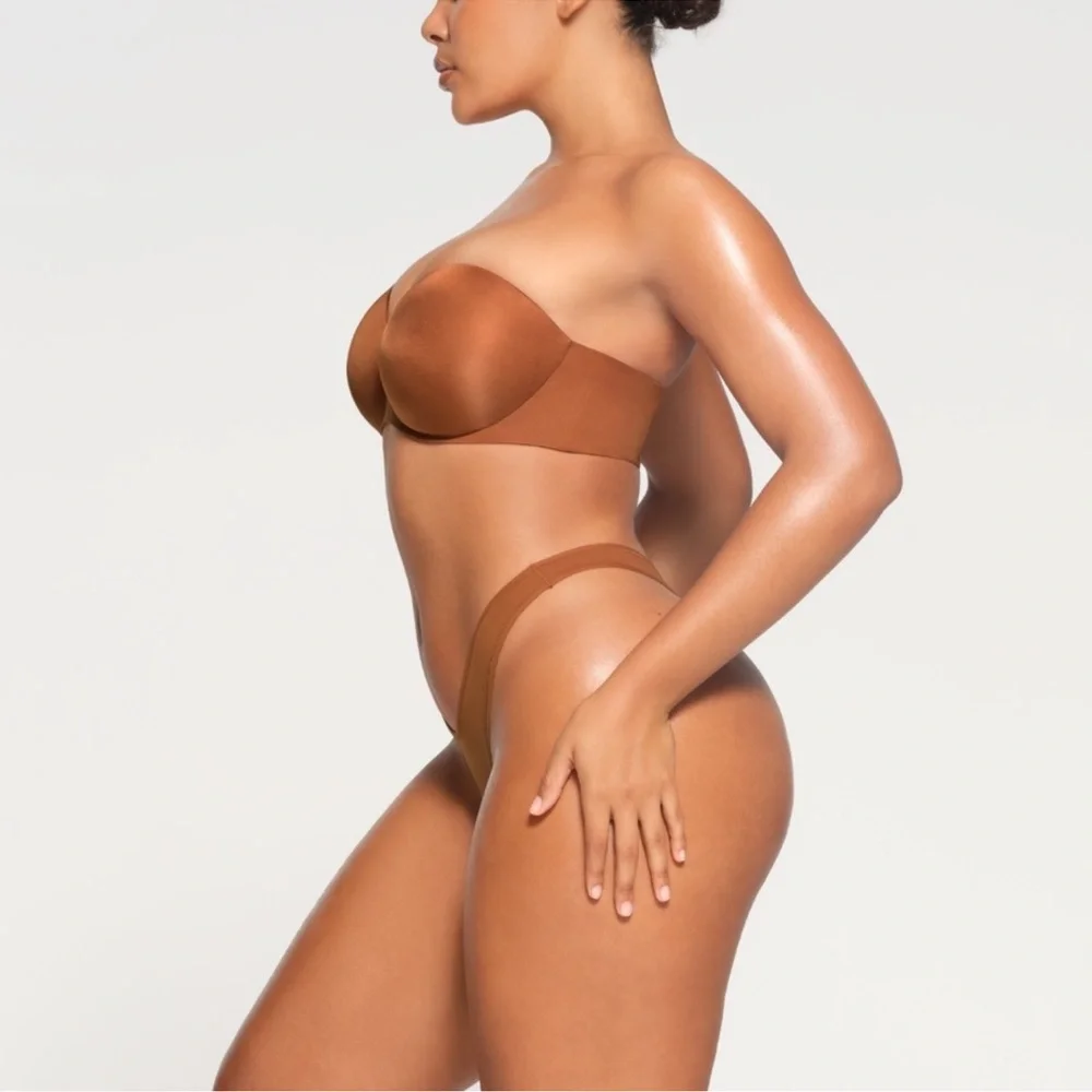 SKIMS Sculpted Strapless Bra in Chestnut Brown - Picture 2 of 7
